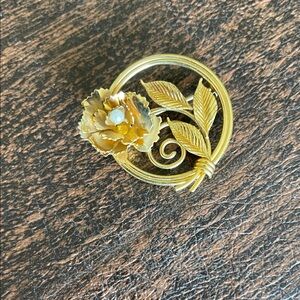 Elegant Gold Floral Brooch with a little pearl